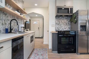 Een koelkast, een microgolfoven, een oven, een kookplaat