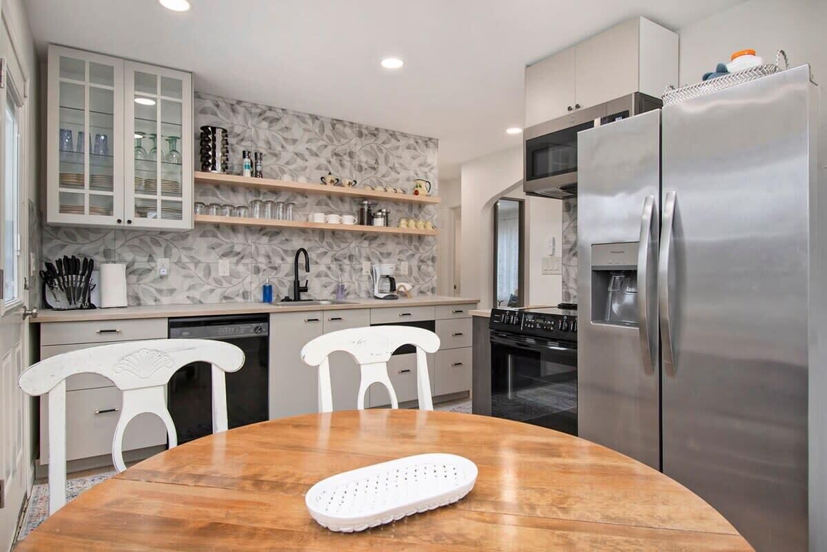 Kjøleskap, mikrobølgeovn, ovn og kokeplater