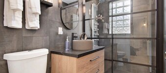 Adorable 2BR, Hot tub & Close to Attractions!