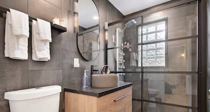 Adorable 2BR, Hot tub & Close to Attractions!