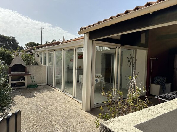 Terrace/patio - HOLIDAYLAND VILLA T3 239 MEZZANINE sleeps 8 air-conditioned with veranda NARBONNE PLAGE (NARBONNE PLAGE)