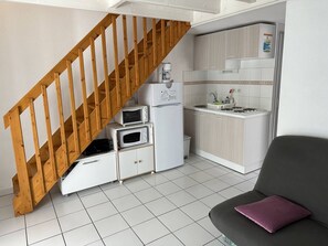 Living area - HOLIDAYLAND VILLA T3 239 MEZZANINE sleeps 8 air-conditioned with veranda NARBONNE PLAGE (NARBONNE PLAGE)