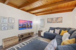 تلفزيون، مدفأة، مكتب