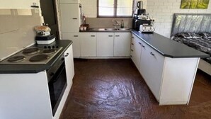 Fridge, microwave, oven, stovetop - The Treehouse (Amanzimtoti)