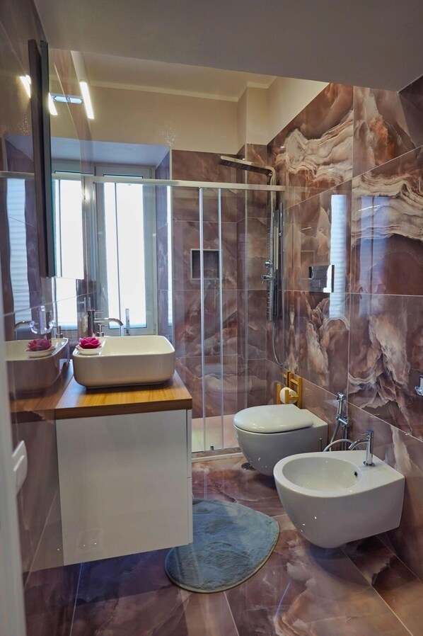 Dusche, Haartrockner, Bidet, Handtücher