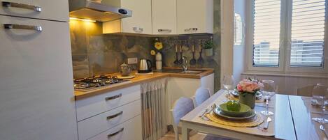 Réfrigérateur, micro-ondes, four, plaque de cuisson