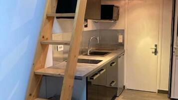 Een koelkast, een microgolfoven, een oven, een kookplaat