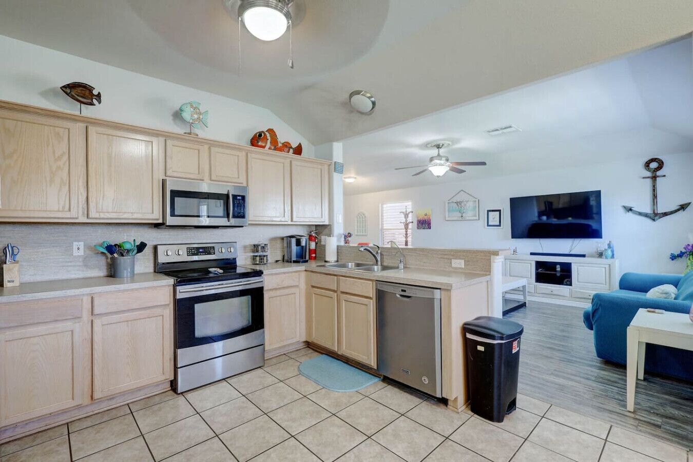 Kjøleskap, ovn, oppvaskmaskin og kaffetrakter/tekoker