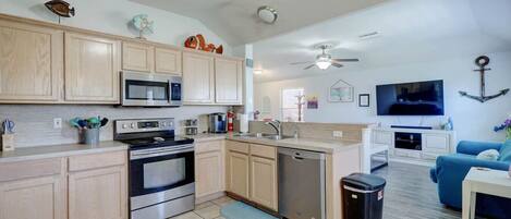 Kjøleskap, ovn, oppvaskmaskin og kaffetrakter/tekoker