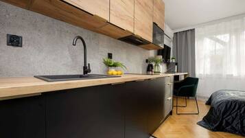 Een strijkplank/strijkijzer, wifi, beddengoed