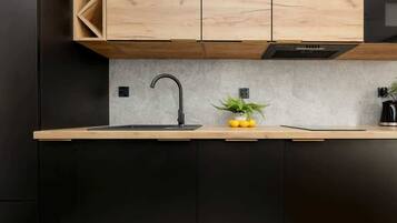 Een koelkast, een magnetron, een kookplaat, een vaatwasser