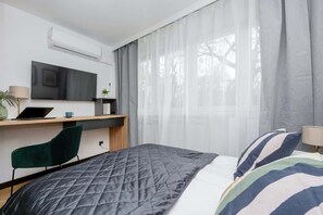 Bureau, fer et planche à repasser, Wi-Fi, draps fournis