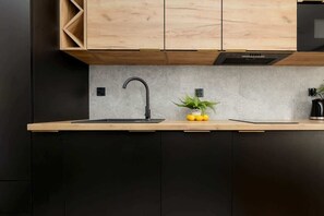 Kjøleskap, mikrobølgeovn, kokeplater og oppvaskmaskin