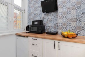 Fridge, microwave, stovetop, coffee/tea maker - Modern Studio in the Heart of Gdansk | A Place to Work (Gdańsk)