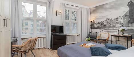 Tabla de planchar con plancha, wifi y ropa de cama