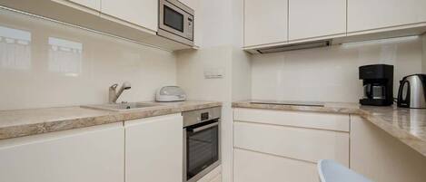 Kühlschrank, Mikrowelle, Ofen, Herdplatte