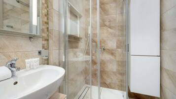 Dusche, Haartrockner, Shampoo