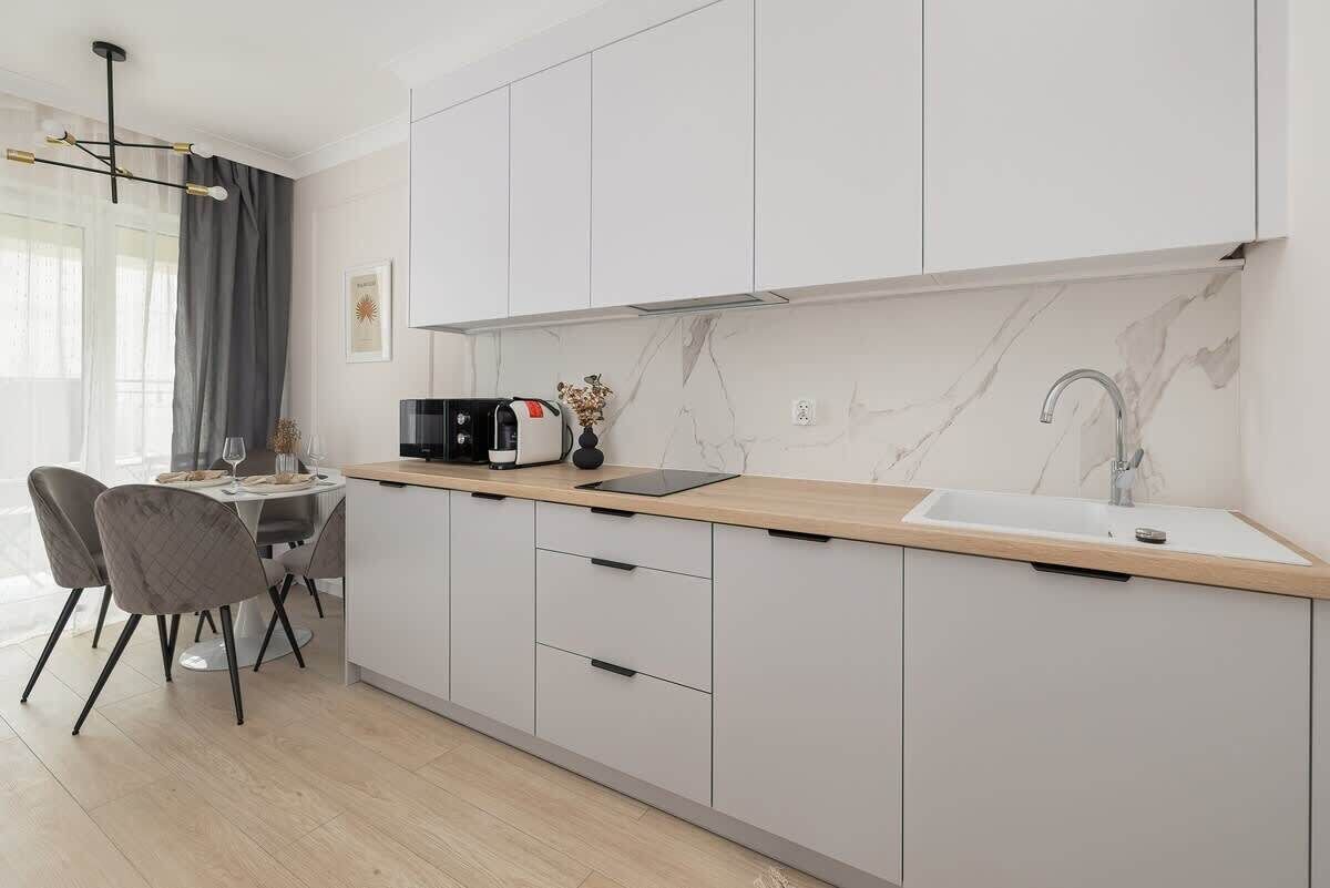 Wasserkocher mit Kaffee-/Teezubehör, Kühlschrank, Mikrowelle, Herdplatte