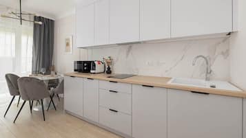 Wasserkocher mit Kaffee-/Teezubehör, Kühlschrank, Mikrowelle, Herdplatte