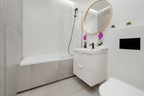 Douche, sèche-cheveux, shampoing