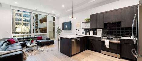 ثلاجة، ميكروويف، فرن، موقد طهي مسطح