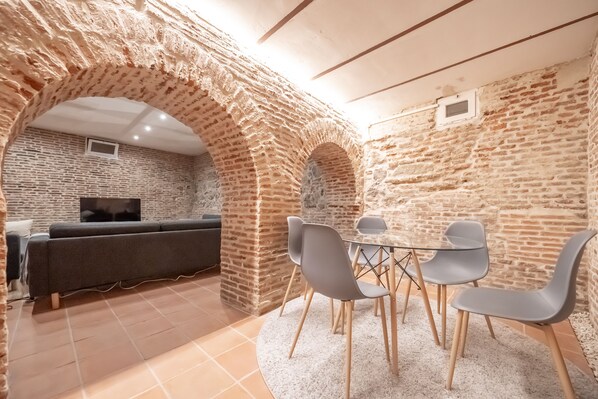 Dining - Bright room with private bathroom in Madrid
(Madrid)