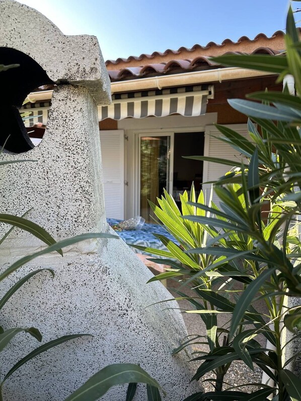 Exterior detail - HOLIDAYLAND VILLA T3 420 MEZZANINE sleeps 8 air-conditioned NARBONNE PLAGE (NARBONNE PLAGE)