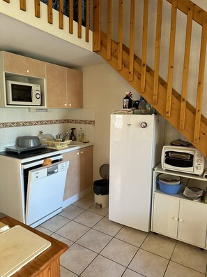 Fridge, oven, dishwasher, toaster - HOLIDAYLAND VILLA T3 420 MEZZANINE sleeps 8 air-conditioned NARBONNE PLAGE (NARBONNE PLAGE)