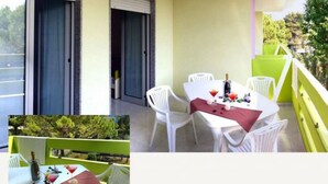 Un balcon avec une table dressée pour deux personnes, agrémenté de chaises blanches et d’une nappe.