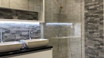 Apartment | Badezimmer | Dusche, Handtücher