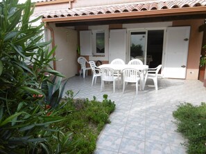 Outdoor dining - HOLIDAYLAND VILLA T2 437 MEZZANINE 6 beds NARBONNE PLAGE (NARBONNE PLAGE)