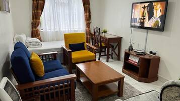 Lägenhet City | Vardagsrum | 24-tums smart-tv med digitalkanaler