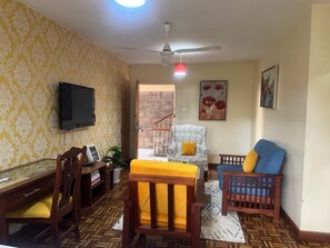 Departamento urbano | Área de sala de estar | Smart TV de 24 pulgadas con canales digitales 