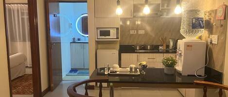Business Apartment | Private kitchen | Fridge, microwave, cookware/dishes/utensils