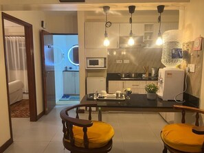 Business Apartment | Private kitchen | Fridge, microwave, cookware/dishes/utensils - Brickwood Apartments Westlands (Nairobi)