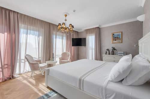 5 bedrooms, cots/infant beds
