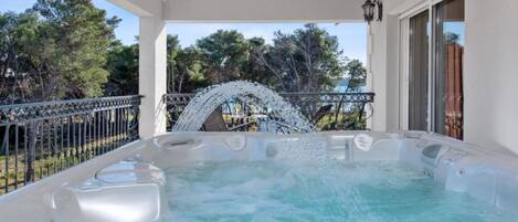 Bañera de hidromasaje privada