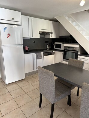 Kjøleskap, mikrobølgeovn, ovn og oppvaskmaskin