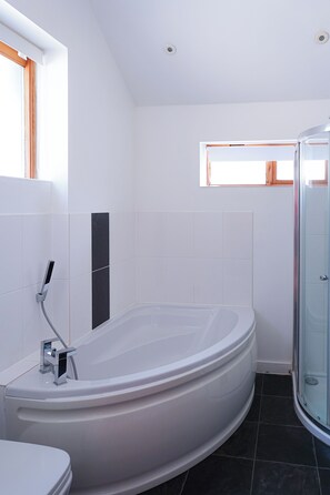 Haartrockner, Handtücher, Seife, Shampoo