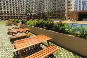 Outdoor dining - Condo in Lapu Lapu Near Airportfree Wifiparking (Lapu-Lapu)