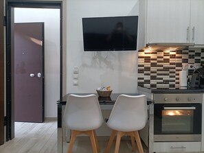 Fridge, microwave, oven, stovetop - Beautiful Pedestrian (Athina)