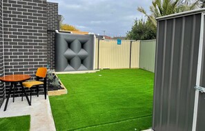 Outdoor dining - Beautiful house in Sunshine West (Sunshine West)