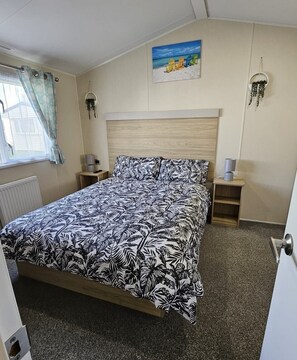 House | 2 bedrooms, iron/ironing board, free WiFi, bed sheets - Pura Vida-stunning 2-bed Caravan in Clacton-on-sea (Clacton-on-Sea)