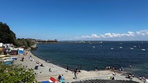 A beach with boats, people, and buildings in the background. - Rivages Appartement Pleine vue mer Terrasse Privative et Garage (Brest)