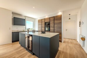 Een koelkast, een microgolfoven, een oven, een kookplaat