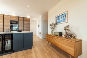 Fridge, microwave, oven, stovetop - Rivages Appartement Pleine vue mer Terrasse Privative et Garage (Brest)