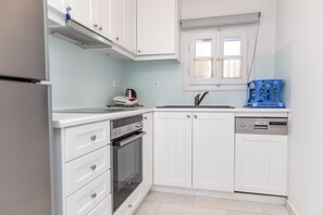 Kylskåp, ugn, spishäll och diskmaskin