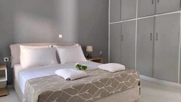 Apartment, Smoking | 3 bedrooms, desk, iron/ironing board