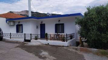 House, Smoking | 1 bedroom, desk