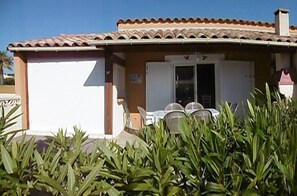 Outdoor dining - HOLIDAYLAND VILLA T3 401 MEZZANINE sleeps 7 air-conditioned NARBONNE PLAGE (NARBONNE PLAGE)